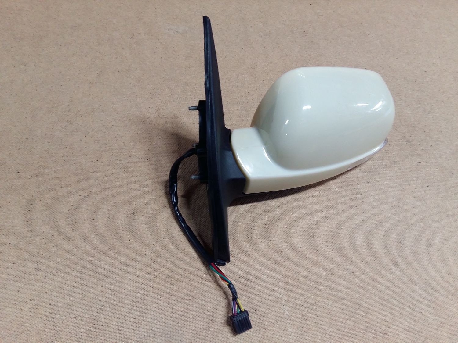 зеркало левое emgrand ec7 (1067001017)