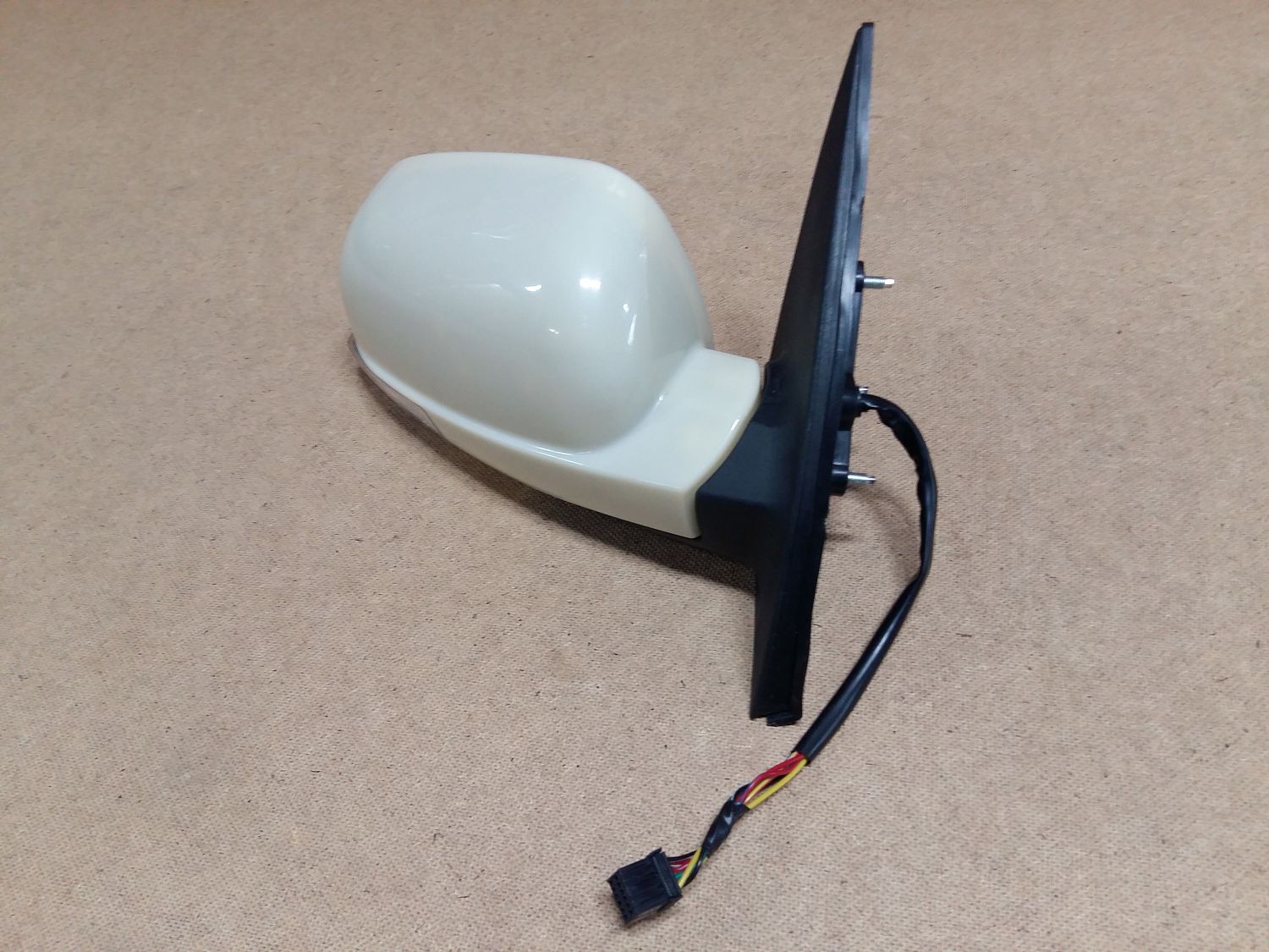 Зеркало правое Emgrand EC7 (1067001018) (артикул 28011)